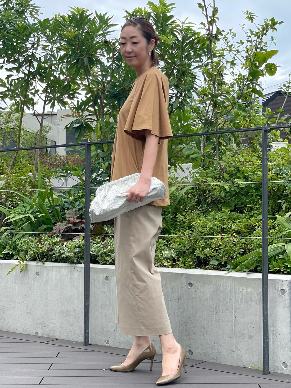 ベージュ系のTシャツ/カットソー、ベージュ系のパンツ、イエロー系のTシャツ/カットソーを着用したレディースの夏コーディネートの2枚目の写真