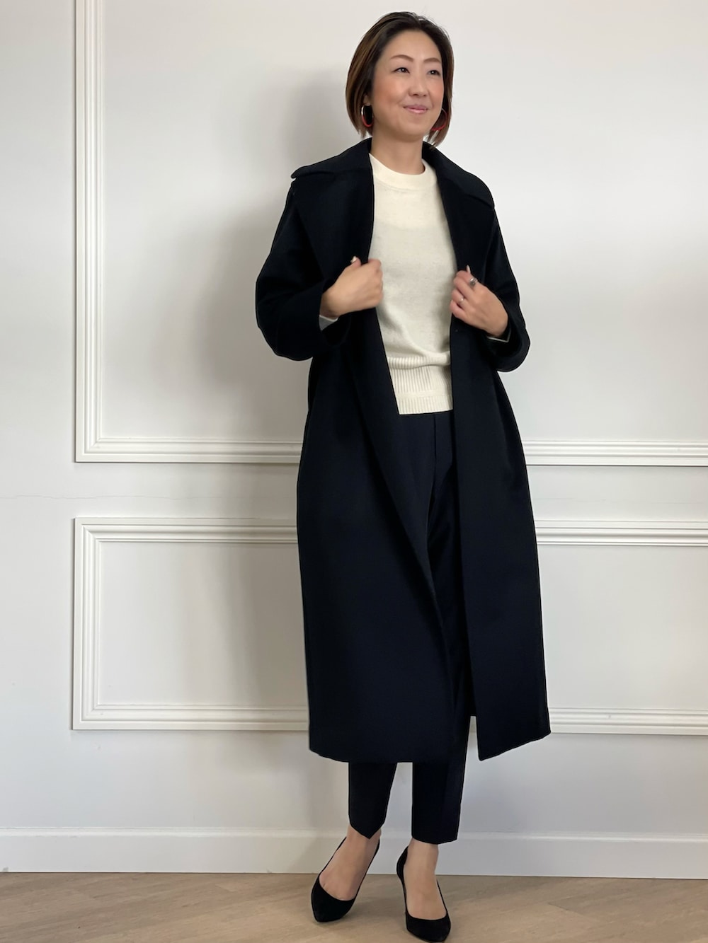 ブラック系のダウンジャケット/コート、ブラック系のパンツ、ブラック系のその他パンツを着用したレディースの秋コーディネートの2枚目の写真