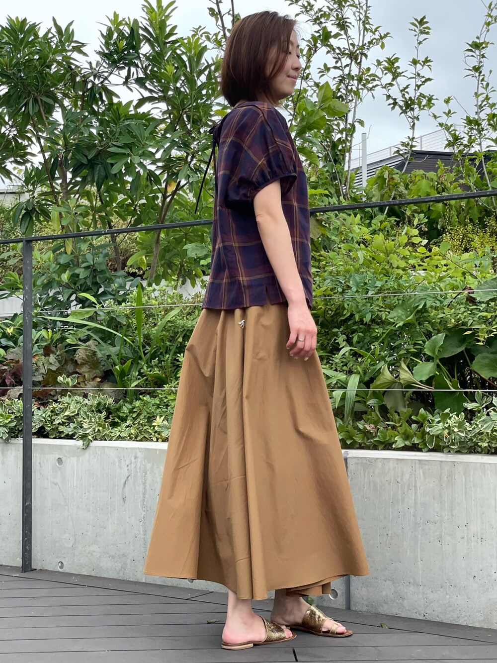 その他のシャツ/ブラウス、ベージュ系のスカート、レッド系のシャツ/ブラウスを着用したレディースの夏コーディネートの3枚目の写真