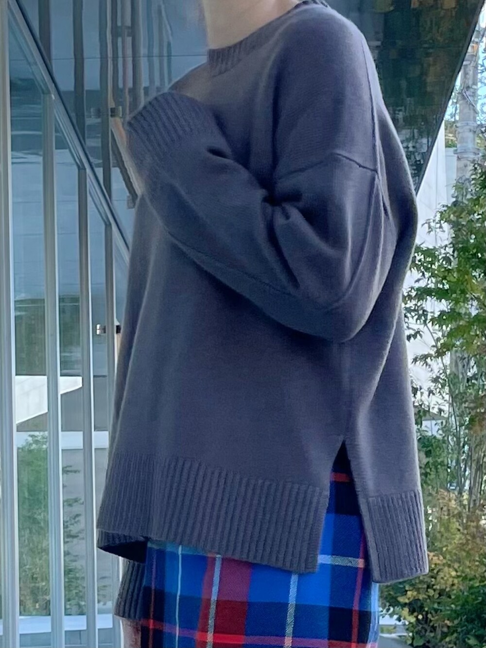 その他のニット/セーター、ブルー系のスカート、ブラウン系のニット/セーターを着用したレディースの冬コーディネートの3枚目の写真