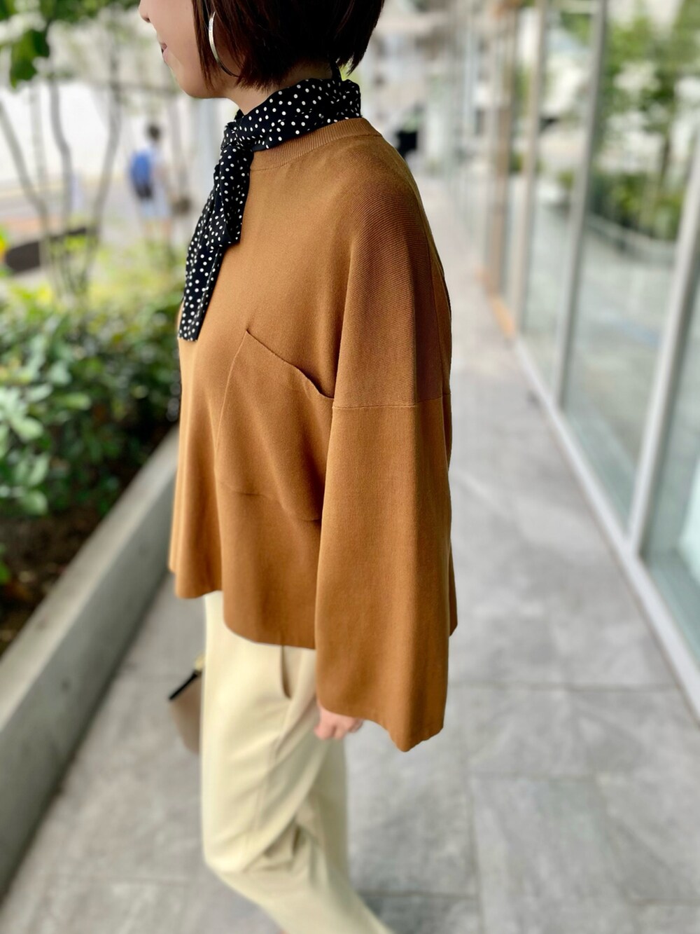 ブラウン系のニット/セーター、ブラック系のシャツ/ブラウス、その他のパンツを着用したレディースの秋コーディネートの5枚目の写真