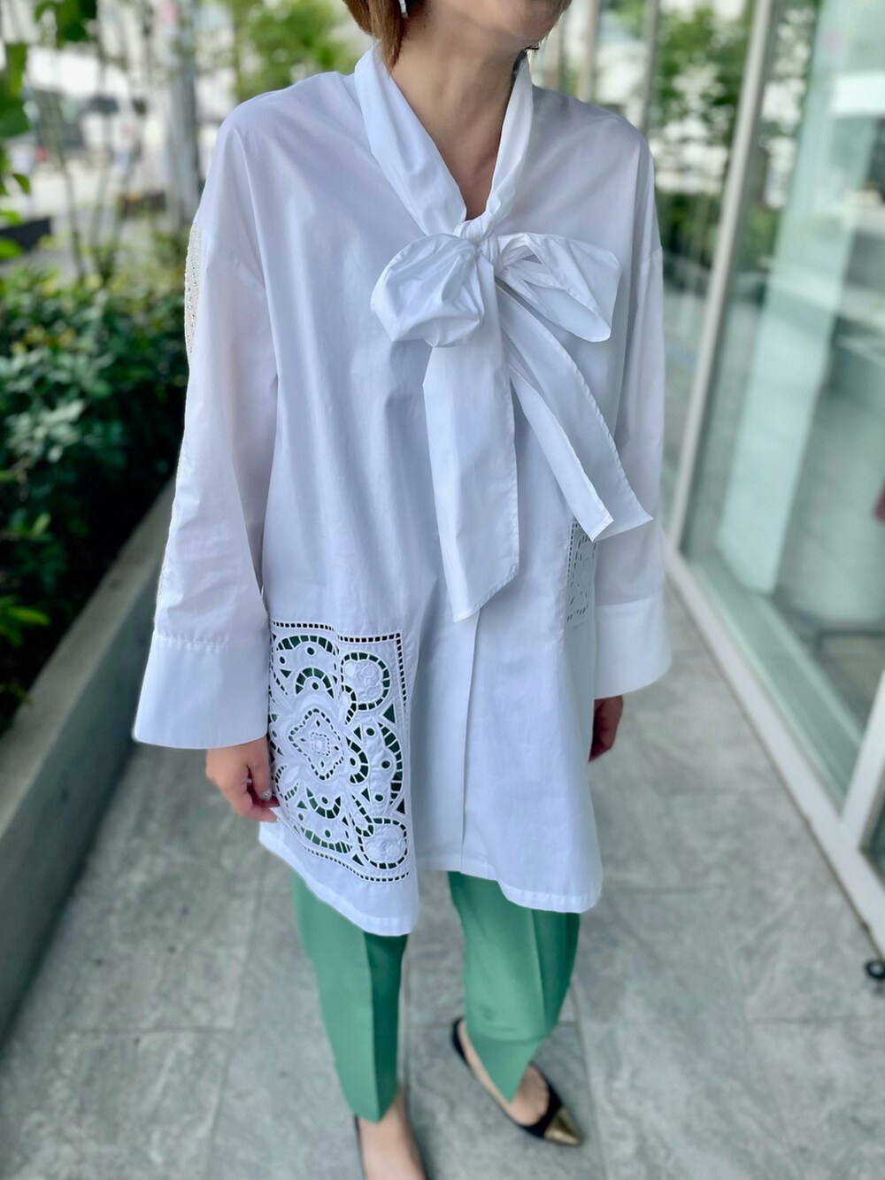 ホワイト系のシャツ/ブラウス、グリーン系のパンツ、ブルー系のその他パンツを着用したレディースの秋コーディネートの4枚目の写真