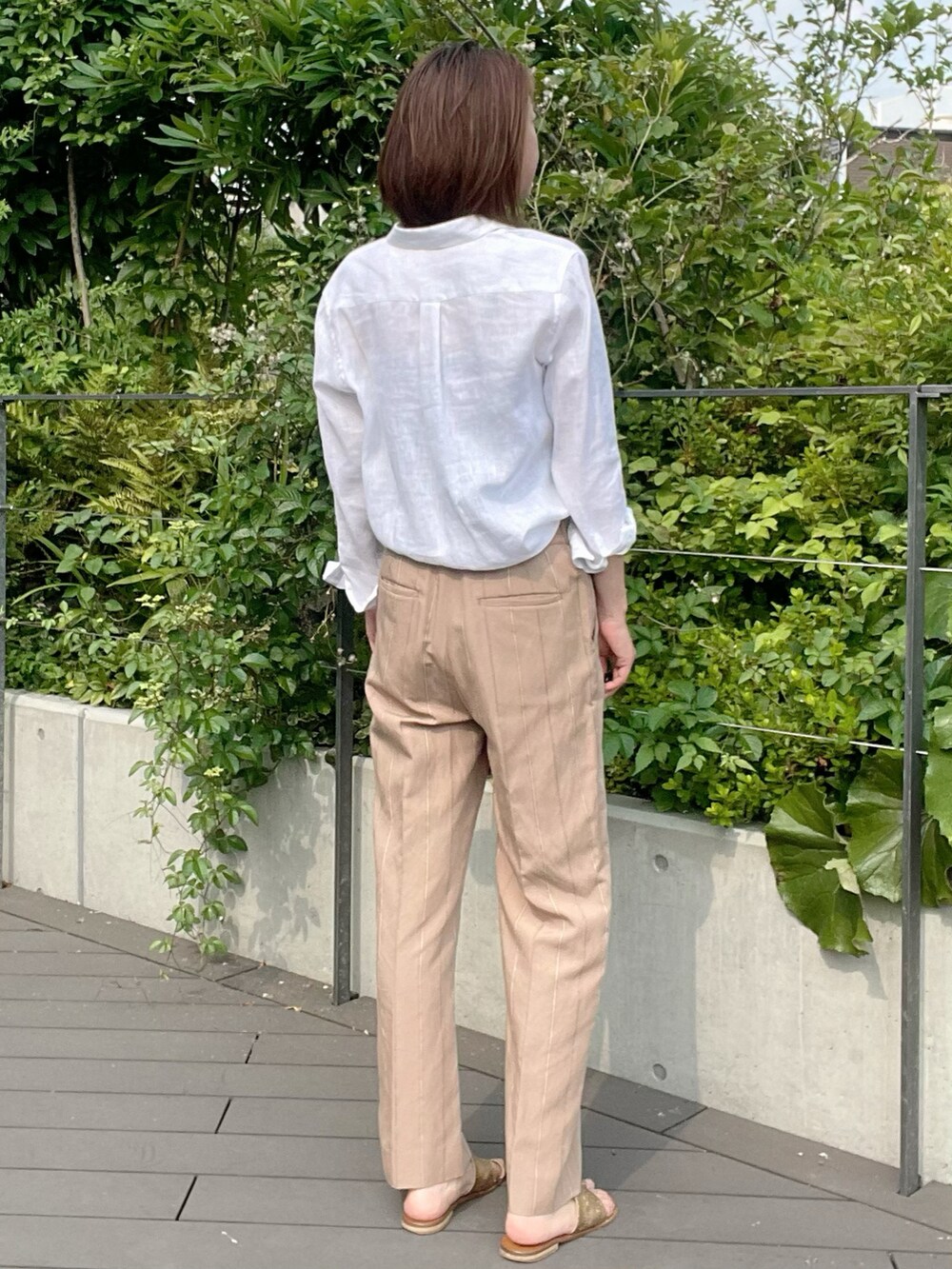 ホワイト系のシャツ/ブラウス、ベージュ系のパンツ、ホワイト系のシャツ/ブラウスを着用したレディースの夏コーディネートの4枚目の写真