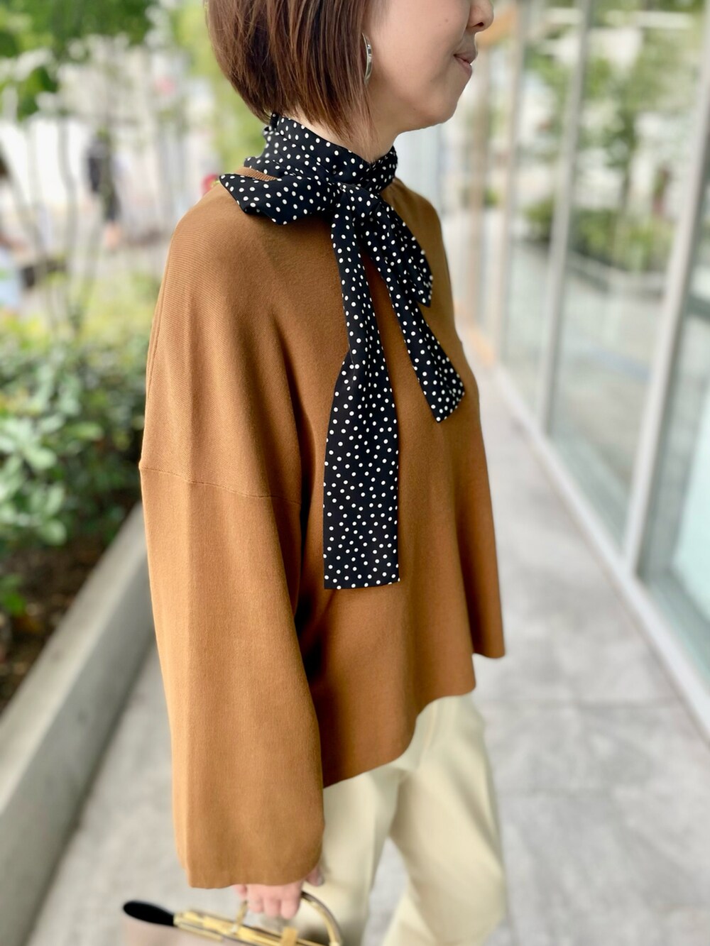 ブラウン系のニット/セーター、ブラック系のシャツ/ブラウス、その他のパンツを着用したレディースの秋コーディネートの4枚目の写真