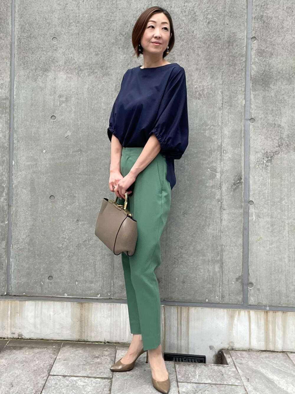 その他のTシャツ/カットソー、グリーン系のパンツ、ブルー系のTシャツ/カットソーを着用したレディースの夏コーディネートの2枚目の写真