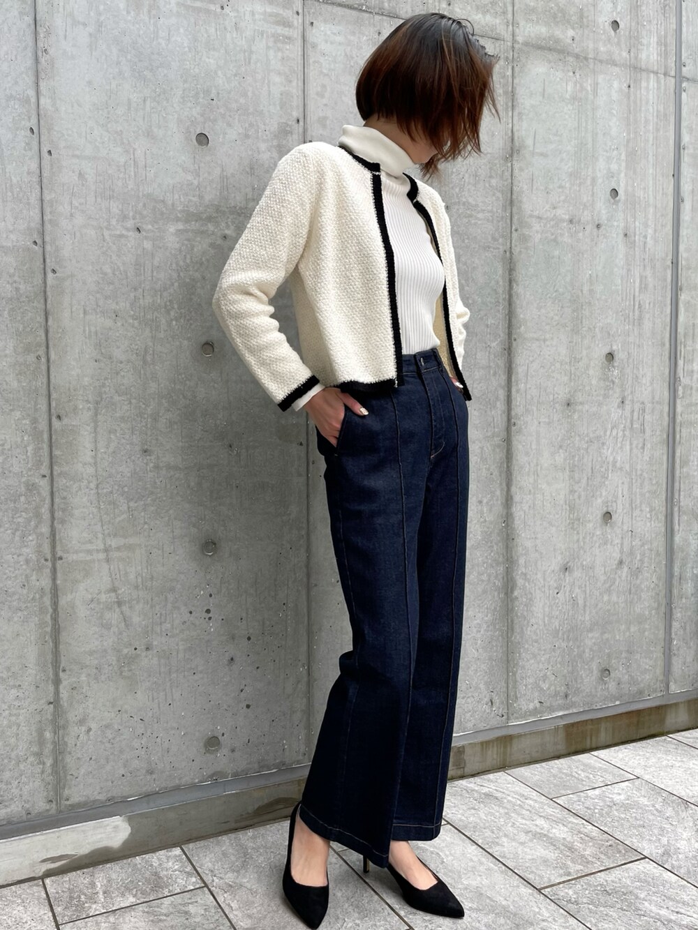 ホワイト系のカーディガン/ボレロ、ホワイト系のニット/セーター、ホワイト系のカーディガン/ボレロを着用したレディースの冬コーディネートの2枚目の写真