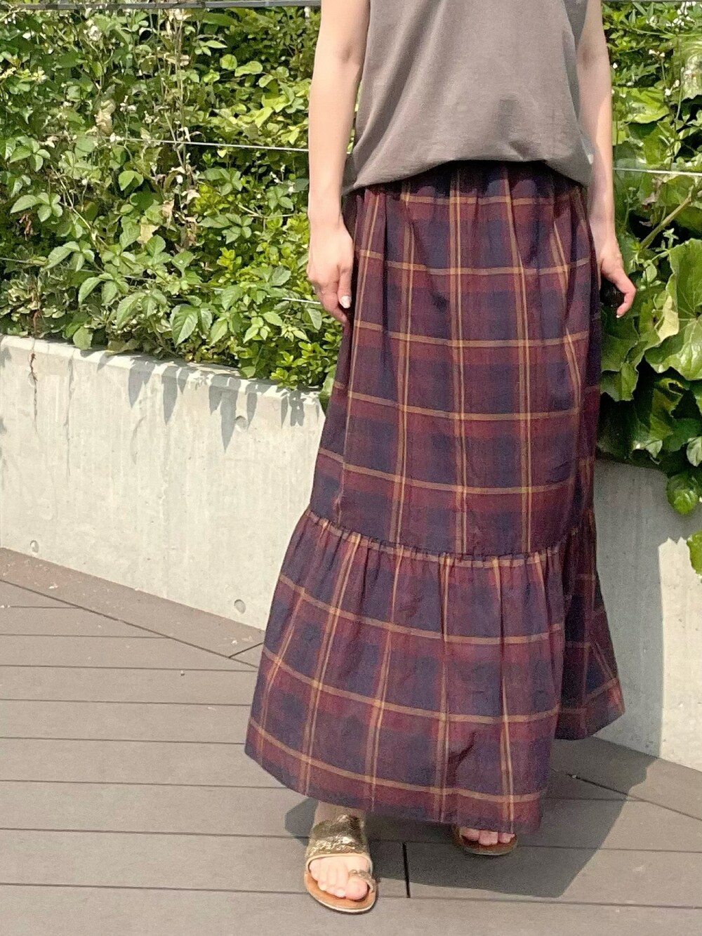 グレー系のTシャツ/カットソー、その他のスカート、グレー系のTシャツ/カットソーを着用したレディースの夏コーディネートの3枚目の写真