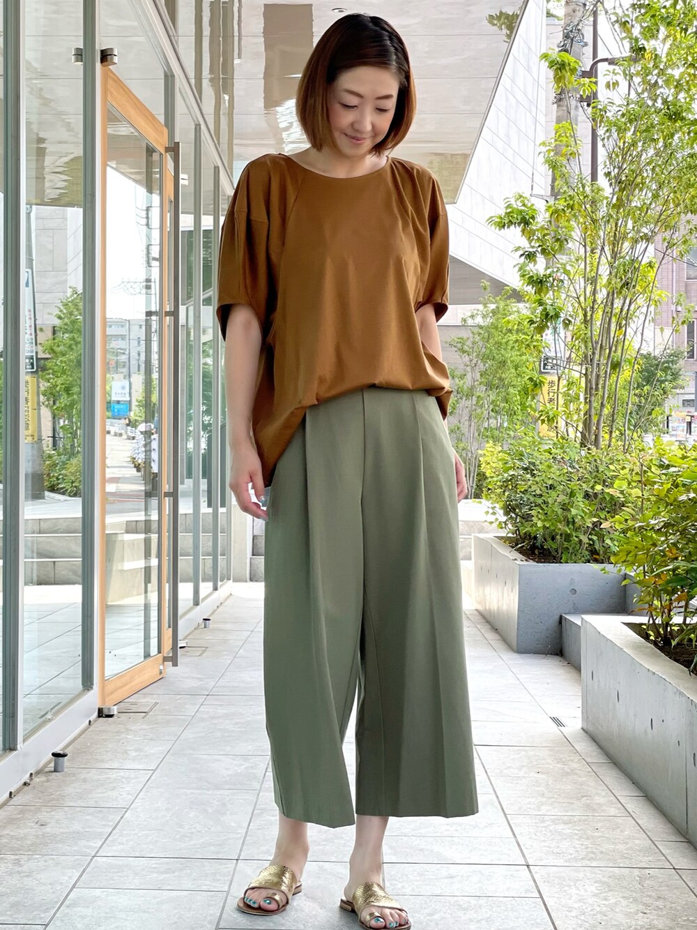 ブラウン系のTシャツ/カットソー、グリーン系のパンツ、グリーン系のその他パンツを着用したレディースの夏コーディネートの2枚目の写真