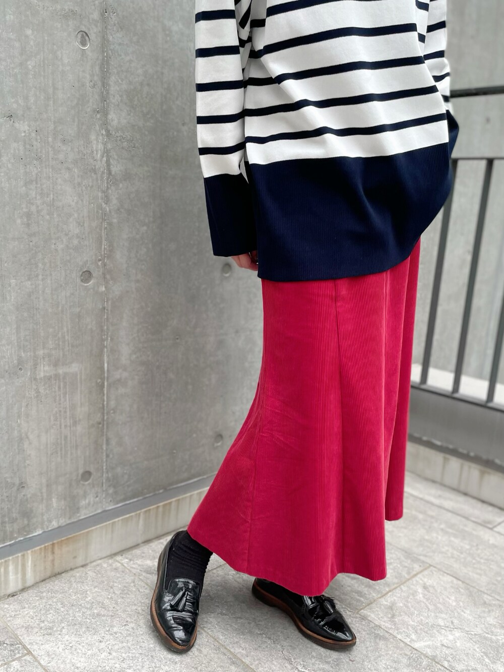 ホワイト系のニット/セーター、レッド系のスカート、その他のニット/セーターを着用したレディースの秋コーディネートの4枚目の写真