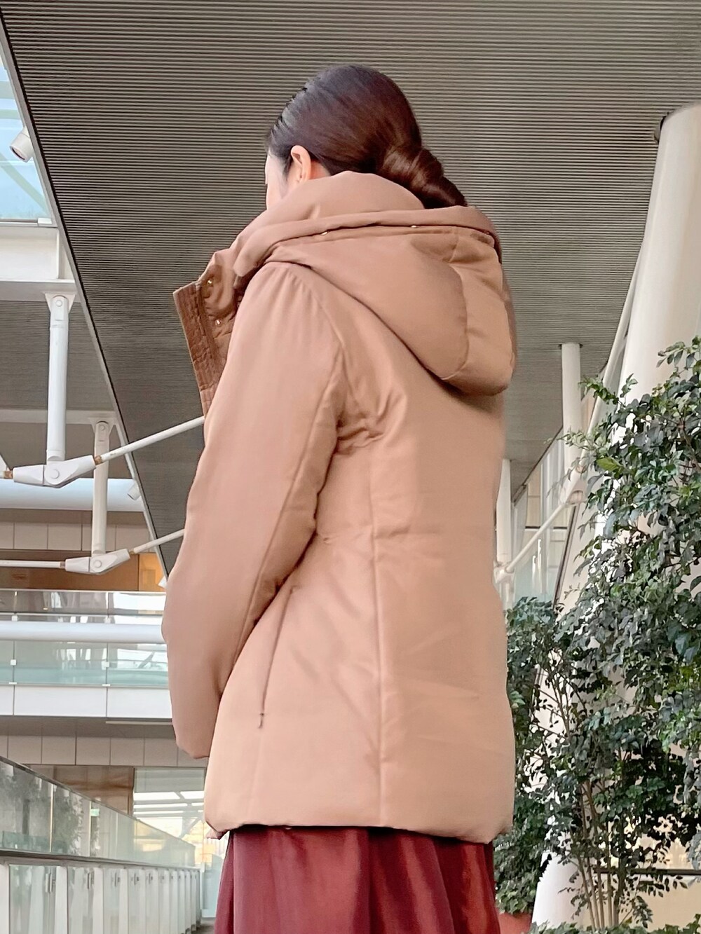 ホワイト系のトップス、ベージュ系のダウンジャケット/コート、その他のスカートを着用したレディースの冬コーディネートの4枚目の写真