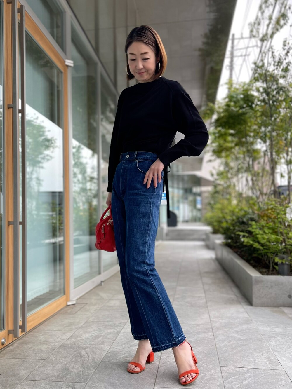 ブラック系のカーディガン/ボレロ、ブルー系のデニムパンツ、ホワイト系のTシャツ/カットソーを着用したレディースの春コーディネートの4枚目の写真