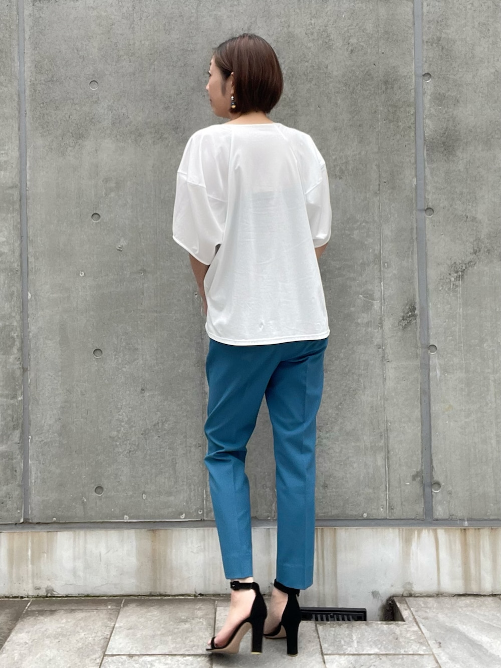 ホワイト系のTシャツ/カットソー、ブルー系のパンツ、ホワイト系のTシャツ/カットソーを着用したレディースの夏コーディネートの5枚目の写真