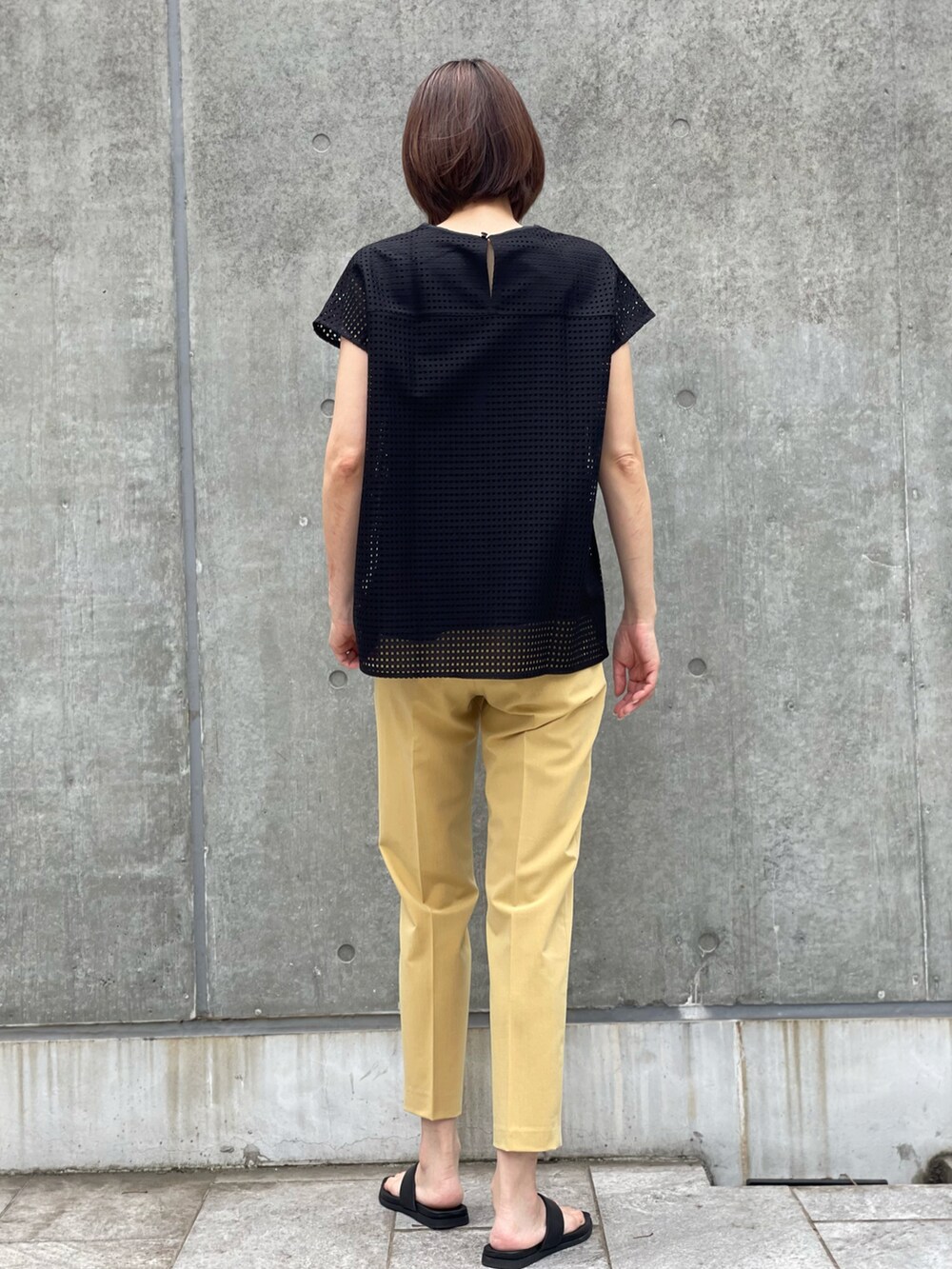 ブラック系のシャツ/ブラウス、イエロー系のパンツ、ブラック系のシャツ/ブラウスを着用したレディースの夏コーディネートの4枚目の写真
