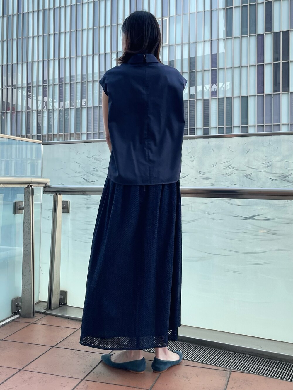 その他のシャツ/ブラウス、その他のスカート、ブルー系のシャツ/ブラウスを着用したレディースの春コーディネートの3枚目の写真