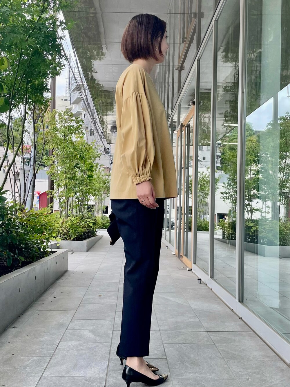 ベージュ系のシャツ/ブラウス、ブラック系のパンツ、ブラック系のカーディガン/ボレロを着用したレディースの秋コーディネートの3枚目の写真