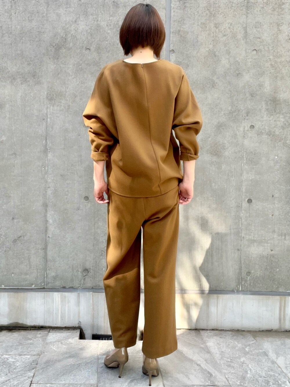 ブラウン系のシャツ/ブラウス、ブラウン系のパンツを着用したレディースの秋コーディネートの2枚目の写真