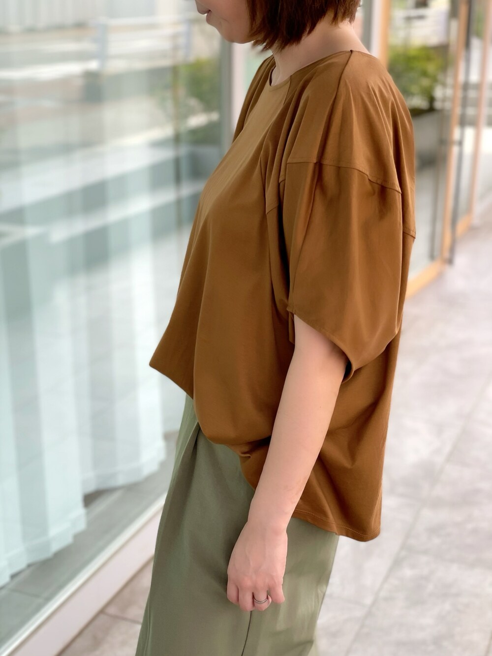 ブラウン系のTシャツ/カットソー、グリーン系のパンツ、グリーン系のその他パンツを着用したレディースの夏コーディネートの5枚目の写真