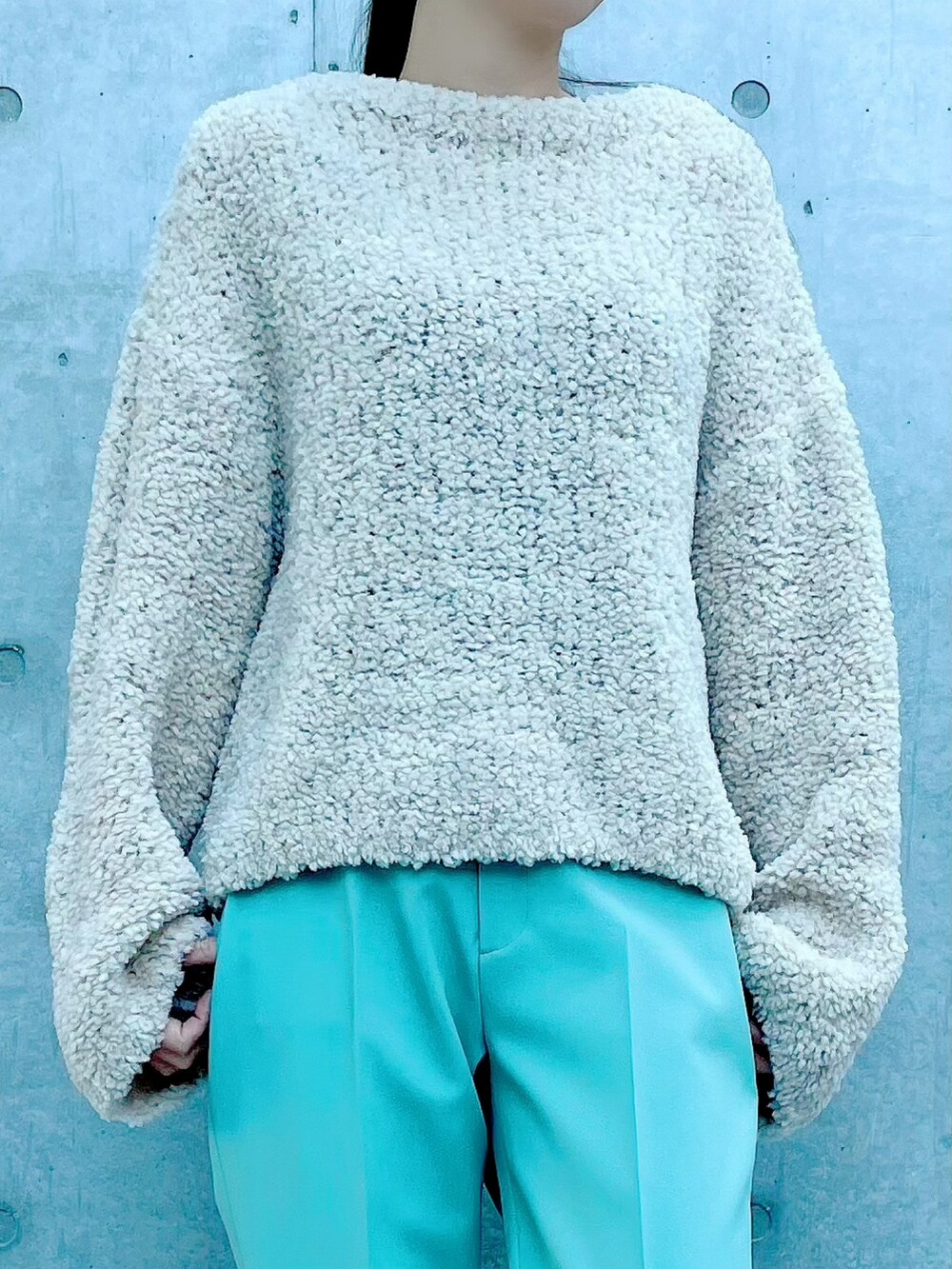 ベージュ系のニット/セーター、グリーン系のパンツ、グリーン系のその他パンツを着用したレディースの冬コーディネートの3枚目の写真