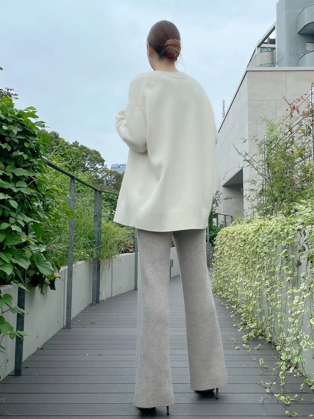 ホワイト系のカーディガン/ボレロ、ベージュ系のパンツ、ブラウン系のその他パンツを着用したレディースの秋コーディネートの2枚目の写真