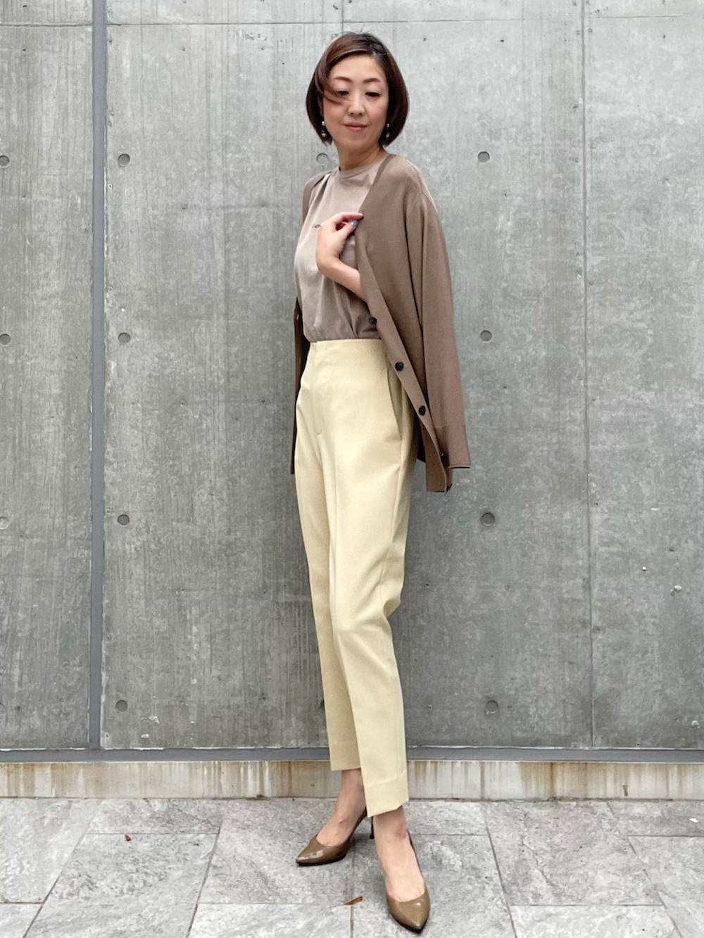 ベージュ系のTシャツ/カットソー、ブラウン系のニット/セーター、その他のパンツを着用したレディースの夏コーディネートの2枚目の写真