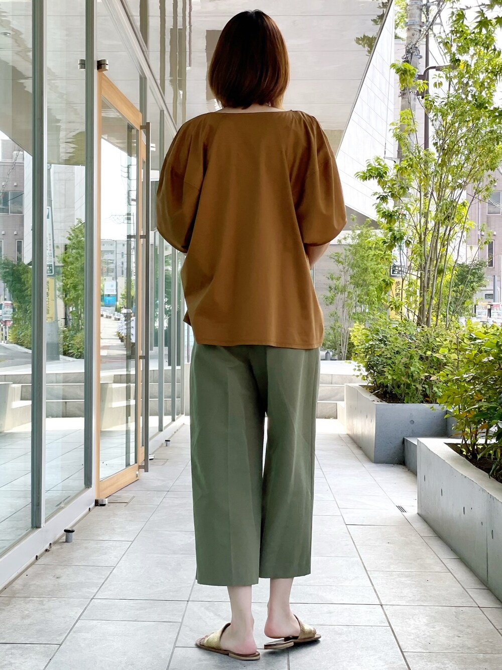 ブラウン系のTシャツ/カットソー、グリーン系のパンツ、グリーン系のその他パンツを着用したレディースの夏コーディネートの4枚目の写真