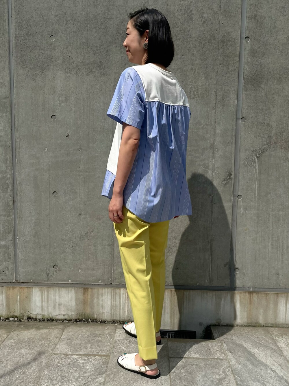 ホワイト系のTシャツ/カットソー、イエロー系のパンツ、イエロー系のその他パンツを着用したレディースの夏コーディネートの2枚目の写真