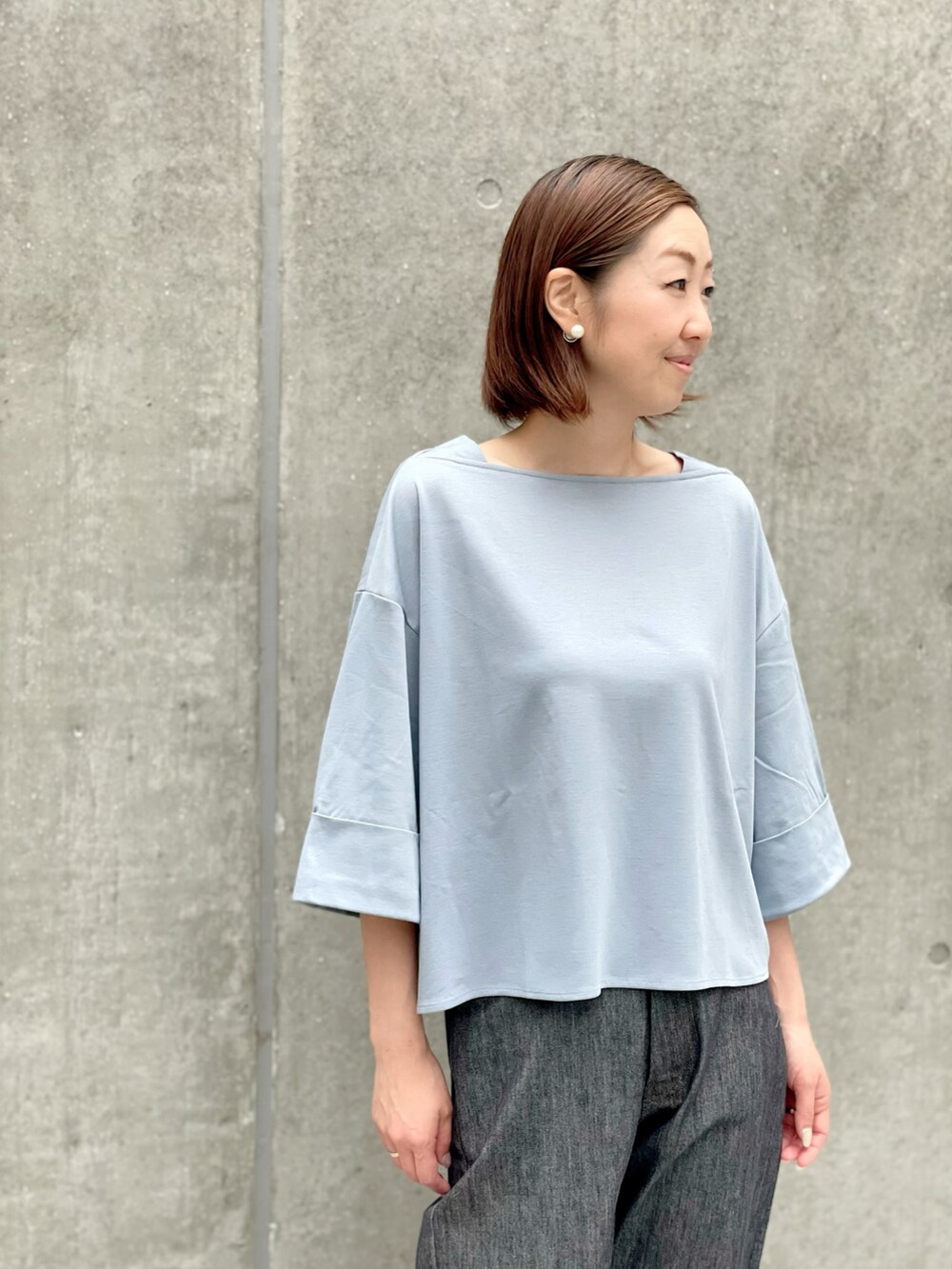 ブルー系のTシャツ/カットソー、その他のデニムパンツを着用したレディースの夏コーディネートの4枚目の写真