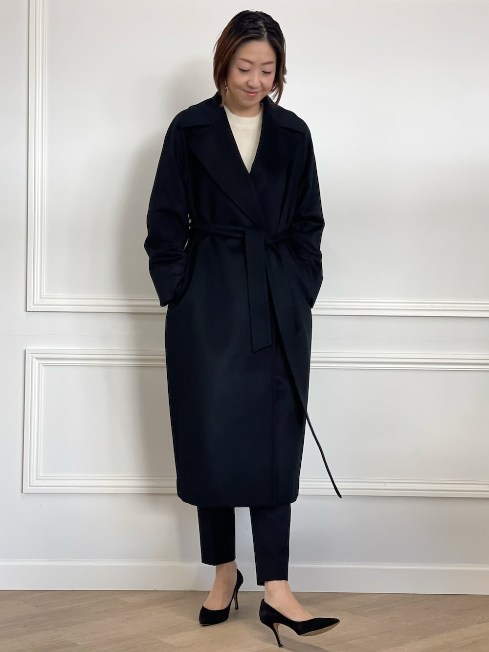 ブラック系のダウンジャケット/コート、ブラック系のパンツ、ブラック系のその他パンツを着用したレディースの秋コーディネートの3枚目の写真