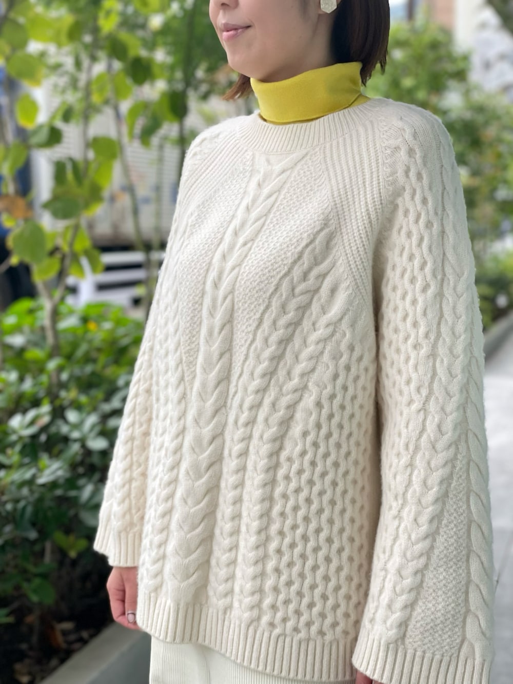 ホワイト系のニット/セーター、イエロー系のニット/セーター、ホワイト系のパンツを着用したレディースの秋コーディネートの3枚目の写真