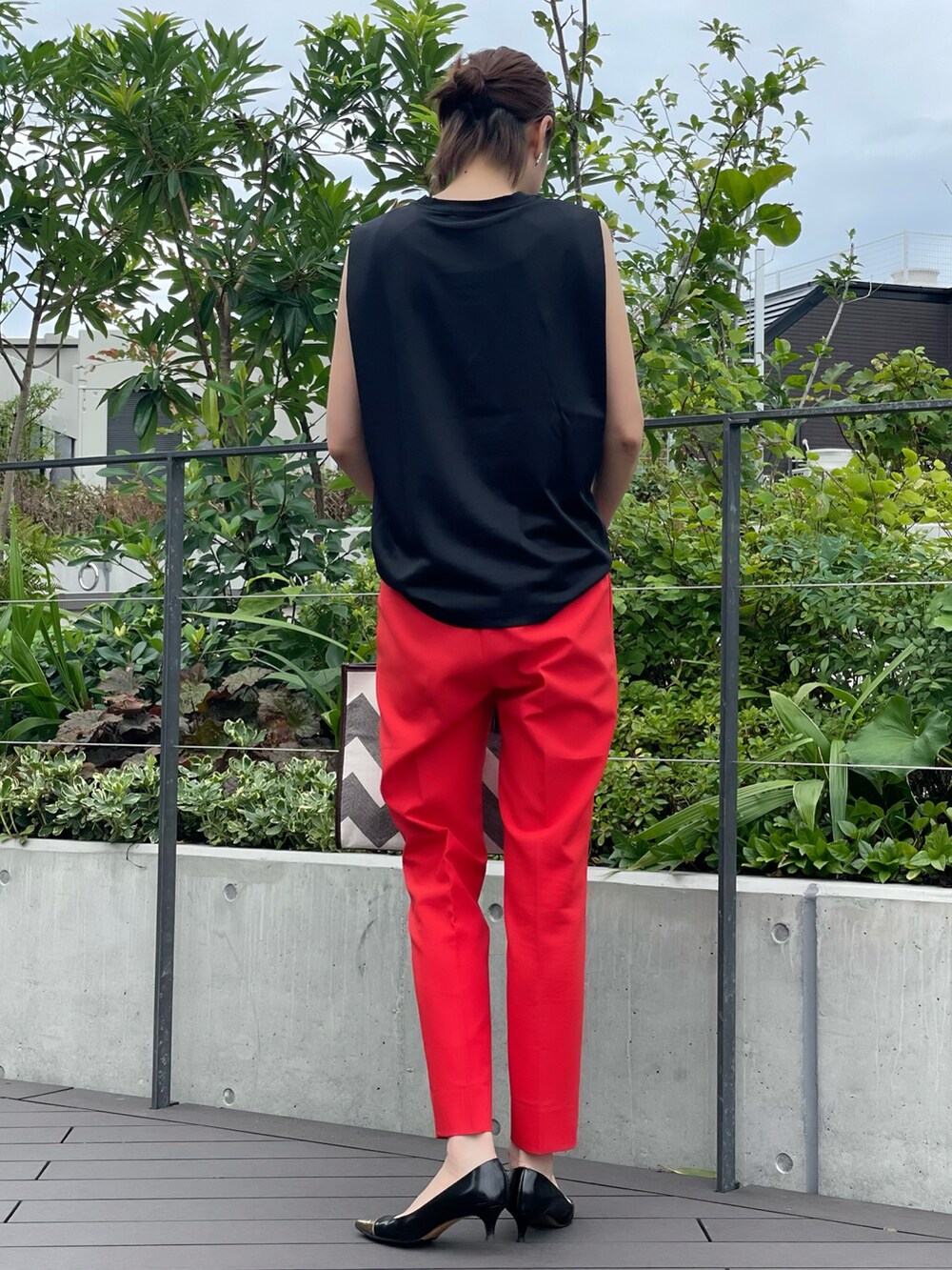 ブラック系のTシャツ/カットソー、レッド系のパンツ、ブラック系のTシャツ/カットソーを着用したレディースの夏コーディネートの4枚目の写真