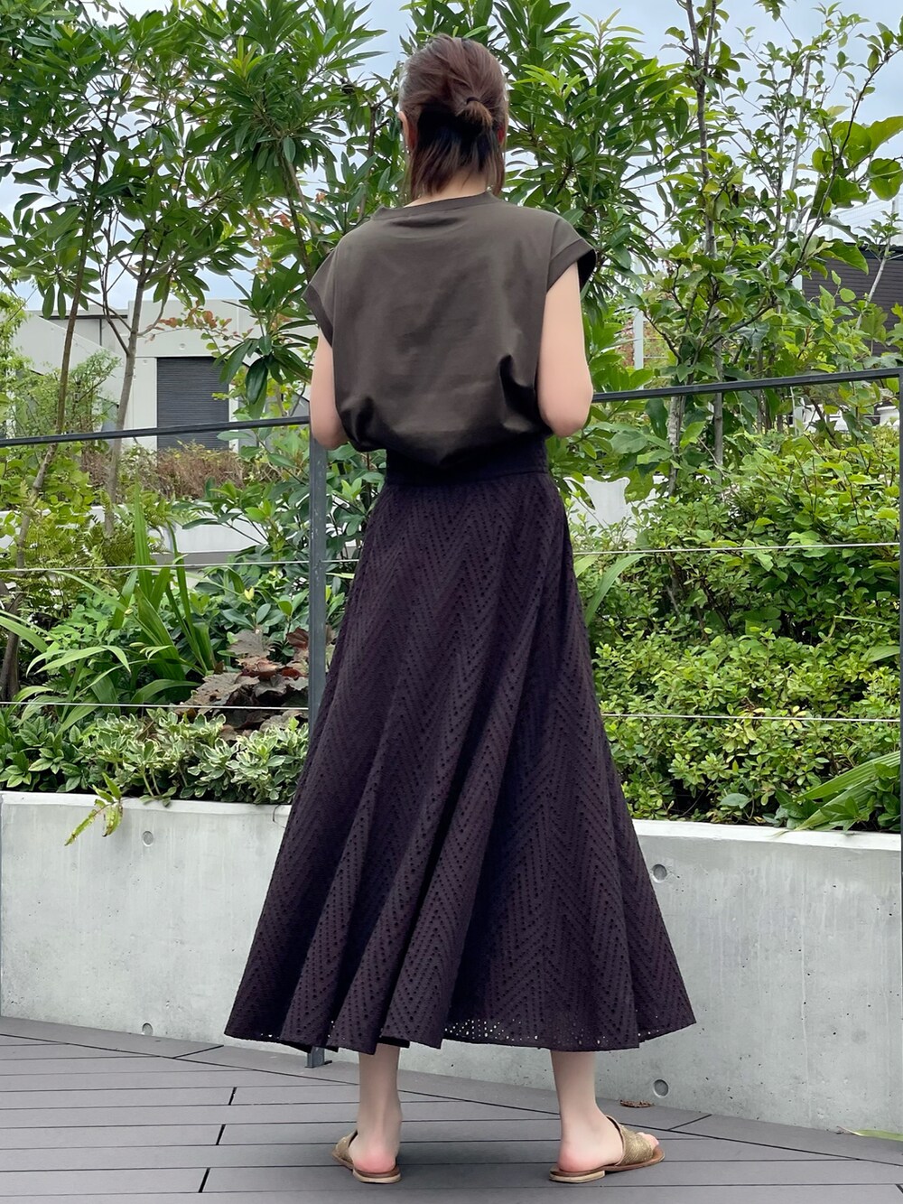 グリーン系のTシャツ/カットソー、ブラウン系のスカート、グリーン系のTシャツ/カットソーを着用したレディースの夏コーディネートの2枚目の写真