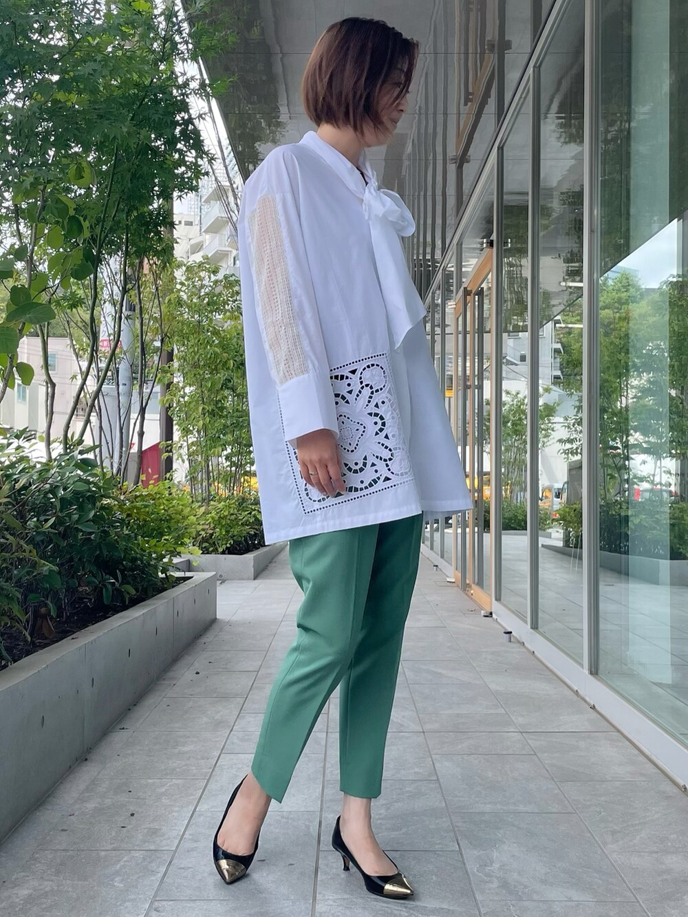 ホワイト系のシャツ/ブラウス、グリーン系のパンツ、ブルー系のその他パンツを着用したレディースの秋コーディネートの2枚目の写真