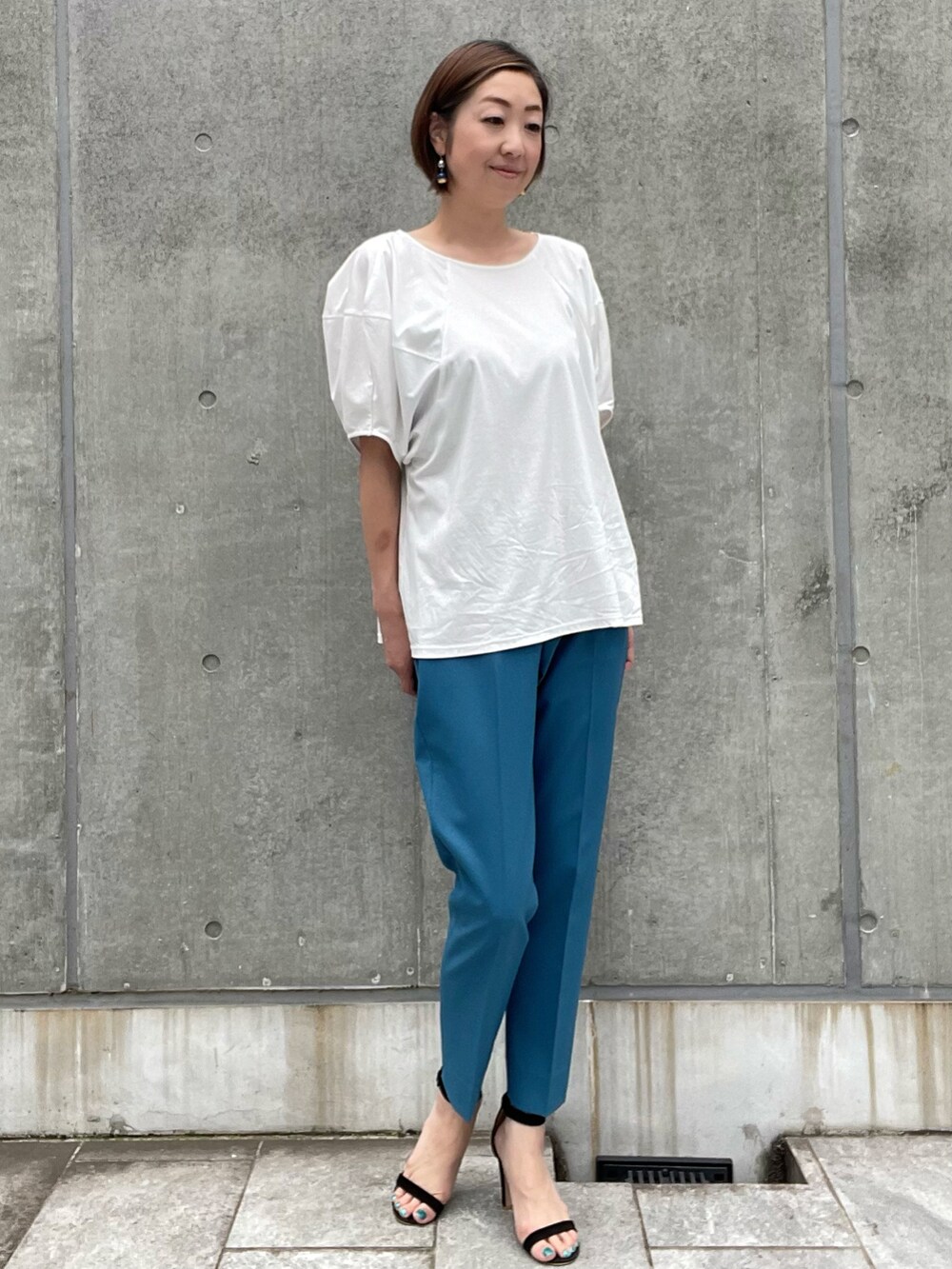 ホワイト系のTシャツ/カットソー、ブルー系のパンツ、ホワイト系のTシャツ/カットソーを着用したレディースの夏コーディネートの4枚目の写真