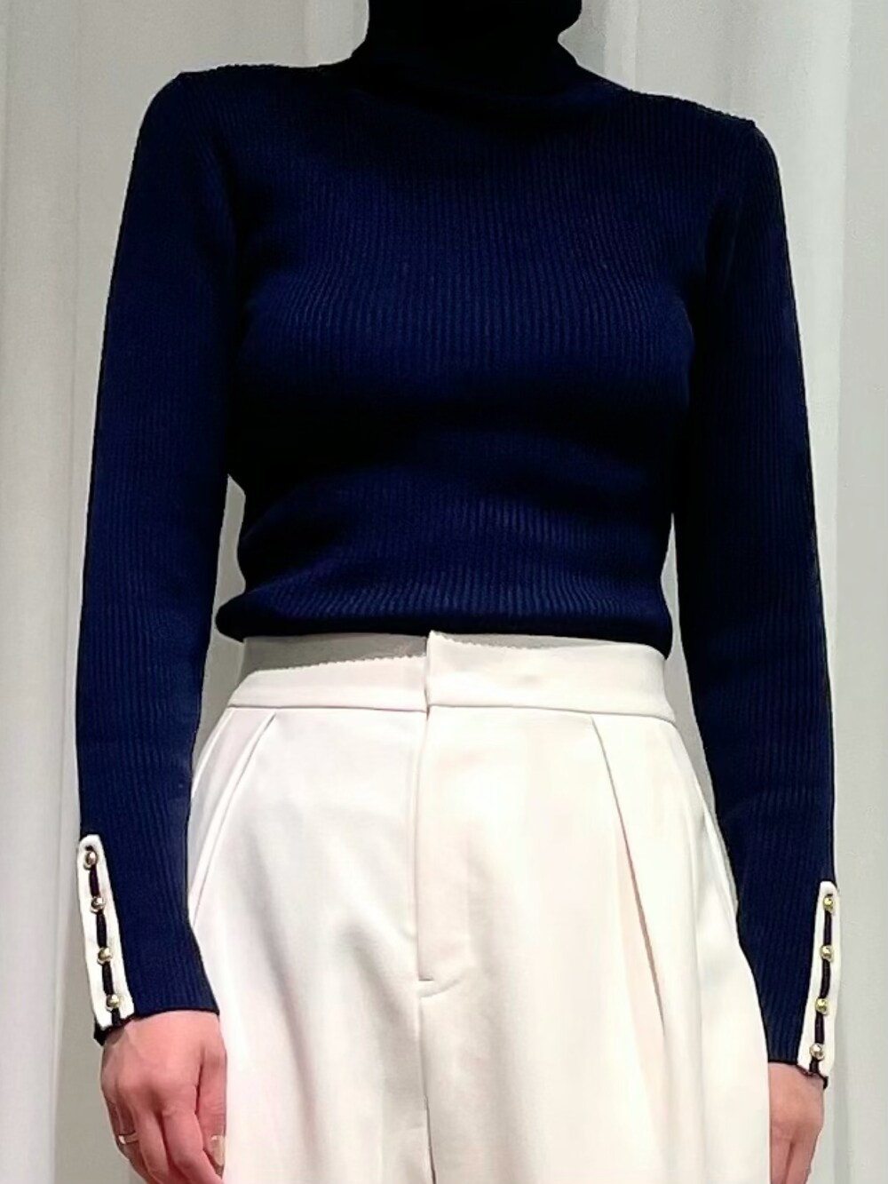 その他のニット/セーター、ホワイト系のパンツ、ブルー系のニット/セーターを着用したレディースの秋コーディネートの3枚目の写真