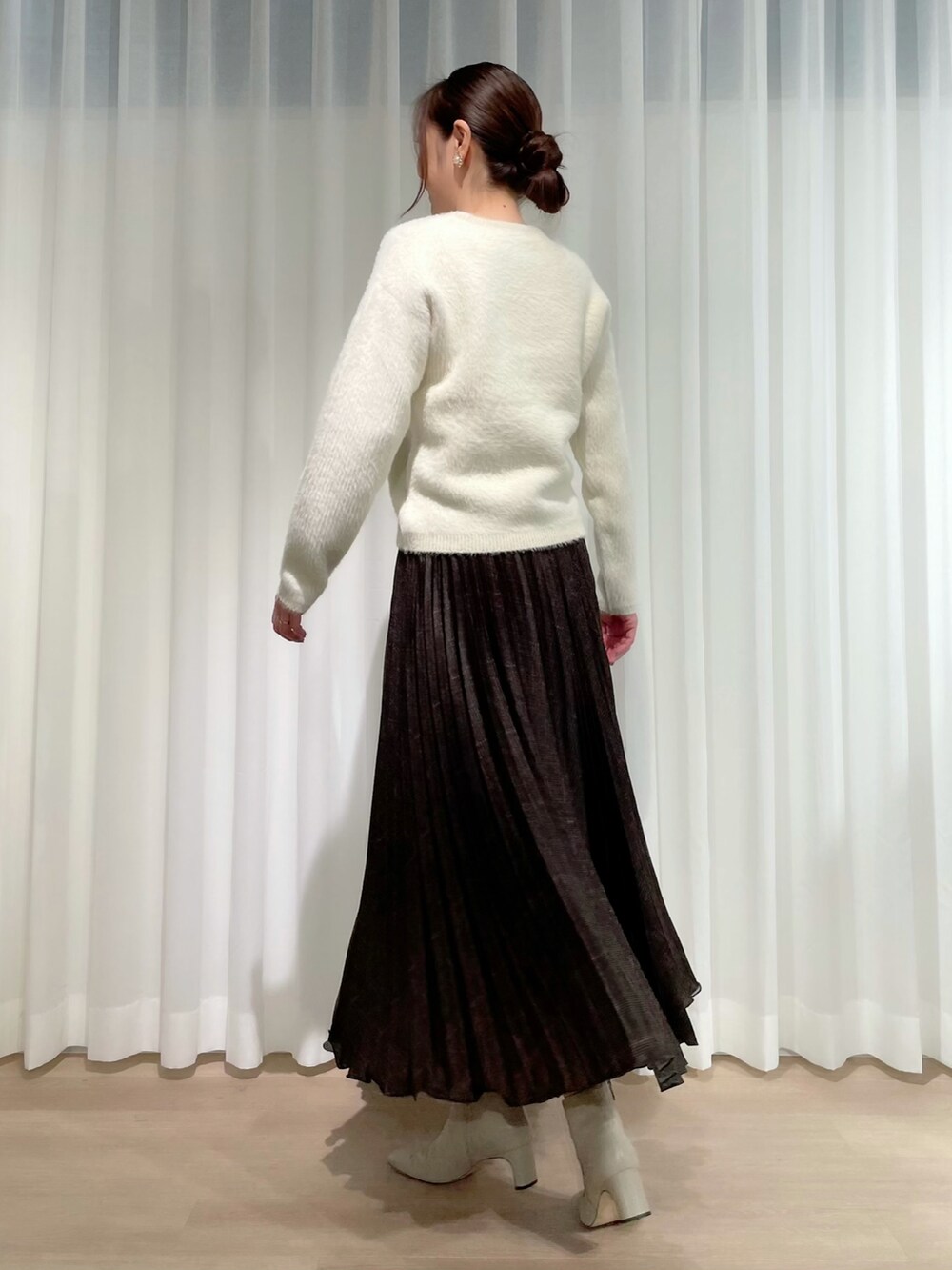 ホワイト系のニット/セーター、ブラウン系のスカート、ホワイト系のニット/セーターを着用したレディースの秋コーディネートの3枚目の写真