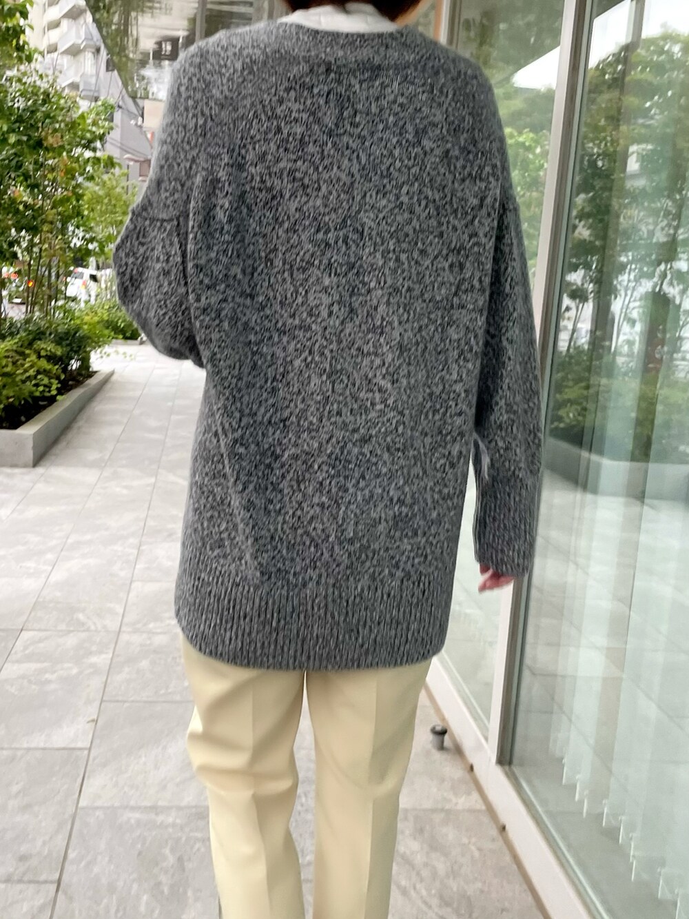 グレー系のカーディガン/ボレロ、その他のパンツ、ホワイト系のその他パンツを着用したレディースの秋コーディネートの3枚目の写真