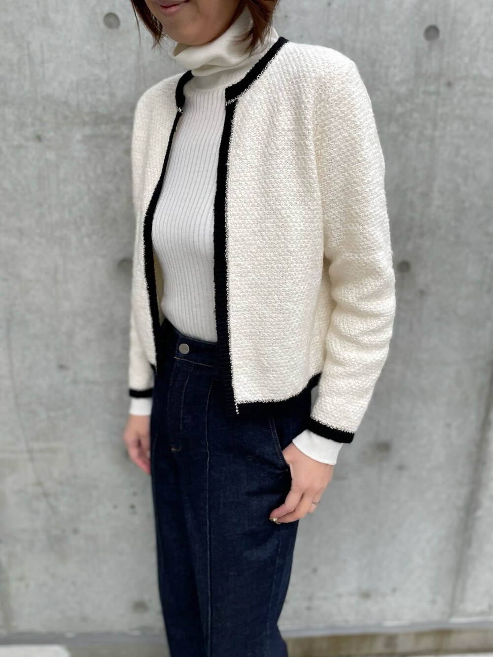 ホワイト系のカーディガン/ボレロ、ホワイト系のニット/セーター、ホワイト系のカーディガン/ボレロを着用したレディースの冬コーディネートの3枚目の写真