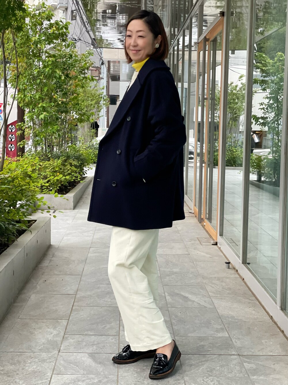 その他のピーコート、イエロー系のニット/セーター、ホワイト系のニット/セーターを着用したレディースの秋コーディネートの2枚目の写真