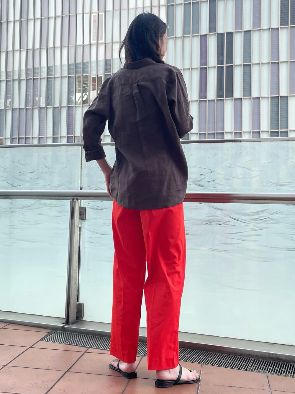 ブラウン系のシャツ/ブラウス、レッド系のパンツ、ブラウン系のシャツ/ブラウスを着用したレディースの夏コーディネートの3枚目の写真