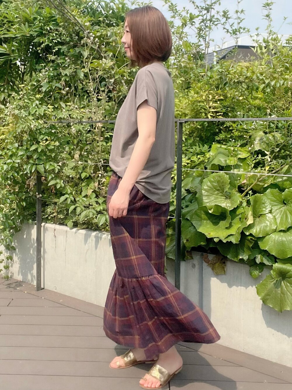 グレー系のTシャツ/カットソー、その他のスカート、グレー系のTシャツ/カットソーを着用したレディースの夏コーディネートの2枚目の写真