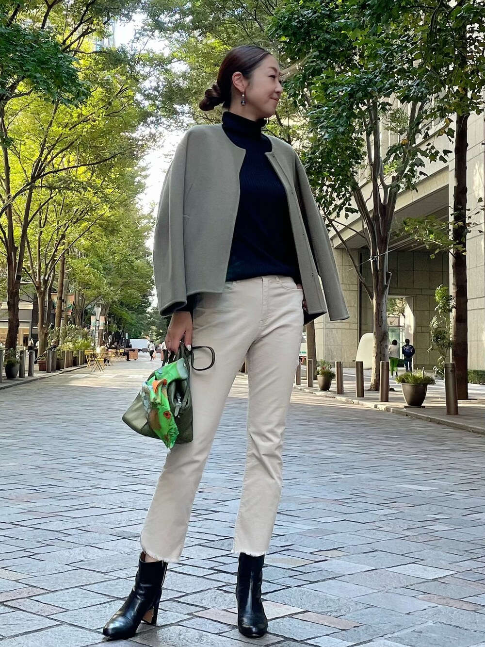 「コーデュロイ、タートルネック、ノーカラーコート、シンプルスタイル、オトナ女子、秋トレンド2021」｜「INEDのアイテム（ニット/セーター、ブラック系）」を使った、ayakaさん（レディース・170cm）の秋コーディネートの2枚目の写真
