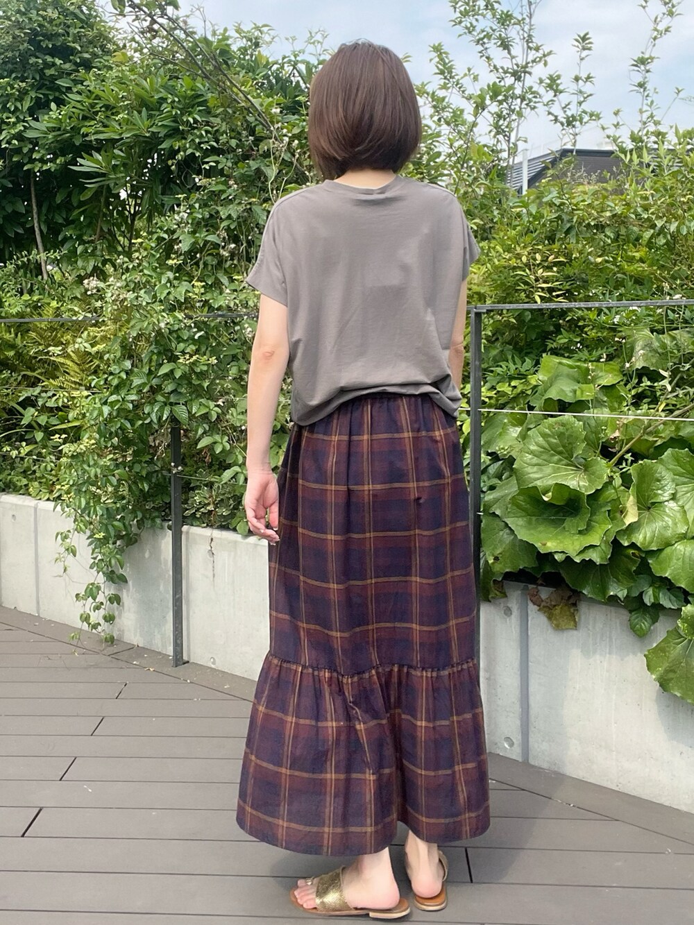 グレー系のTシャツ/カットソー、その他のスカート、グレー系のTシャツ/カットソーを着用したレディースの夏コーディネートの5枚目の写真