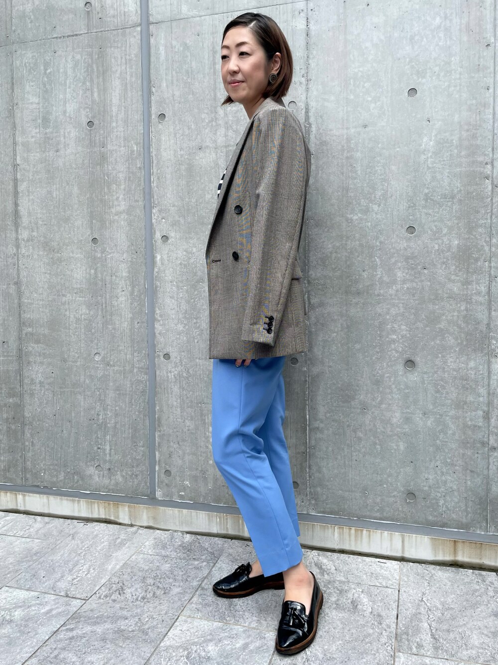 ベージュ系のジャケット/アウター、ブルー系のパンツ、その他のテーラードジャケットを着用したレディースの秋コーディネートの2枚目の写真