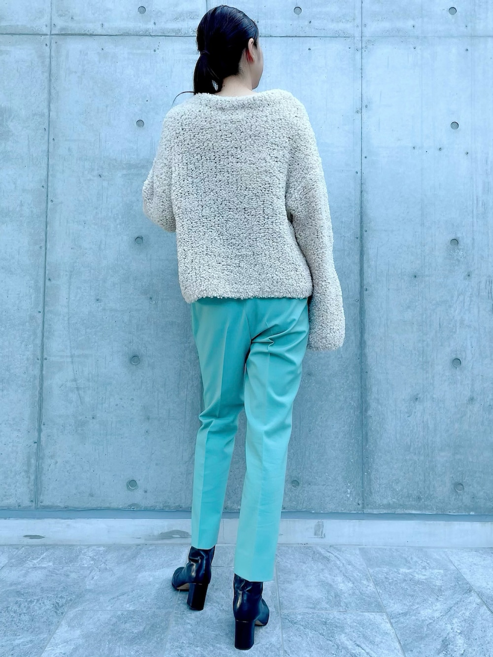 ベージュ系のニット/セーター、グリーン系のパンツ、グリーン系のその他パンツを着用したレディースの冬コーディネートの4枚目の写真