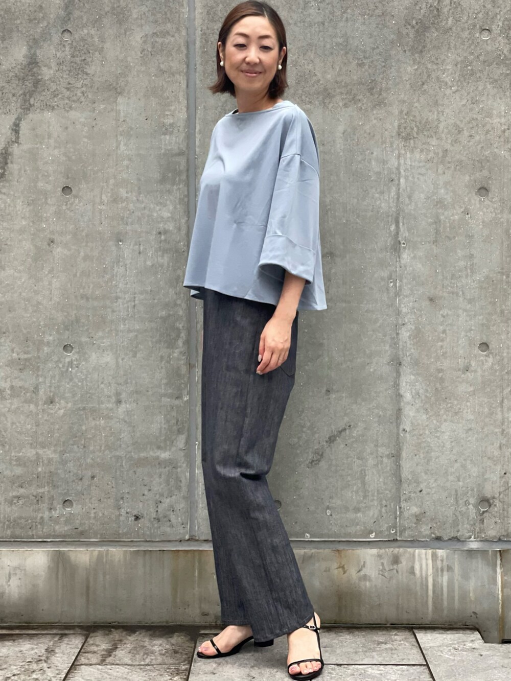 ブルー系のTシャツ/カットソー、その他のデニムパンツを着用したレディースの夏コーディネートの2枚目の写真