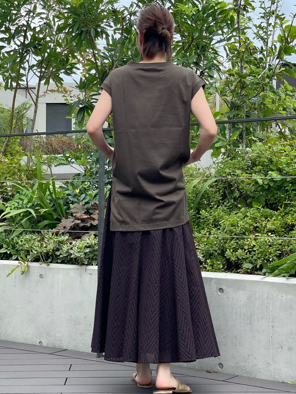 グリーン系のTシャツ/カットソー、ブラウン系のスカート、グリーン系のTシャツ/カットソーを着用したレディースの夏コーディネートの4枚目の写真