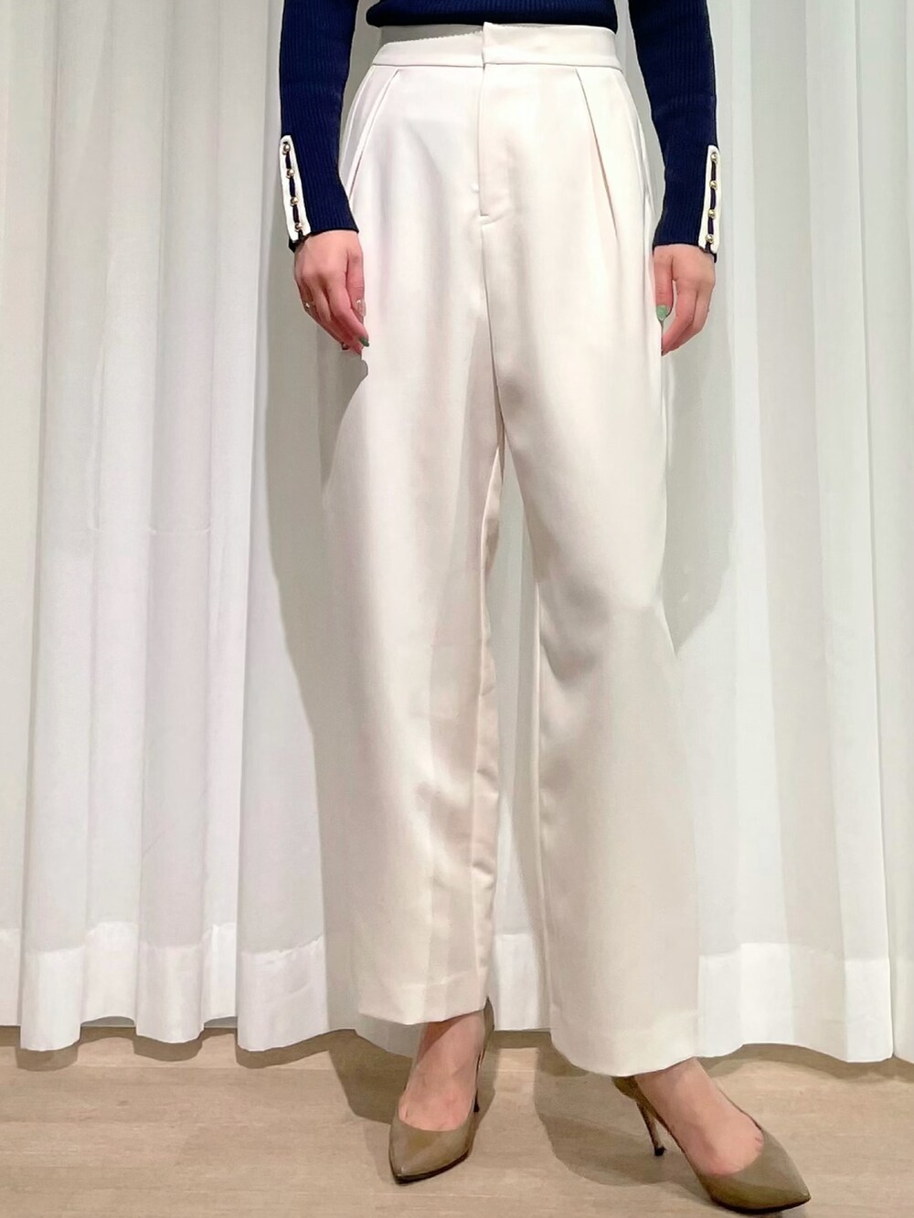 その他のニット/セーター、ホワイト系のパンツ、ブルー系のニット/セーターを着用したレディースの秋コーディネートの2枚目の写真