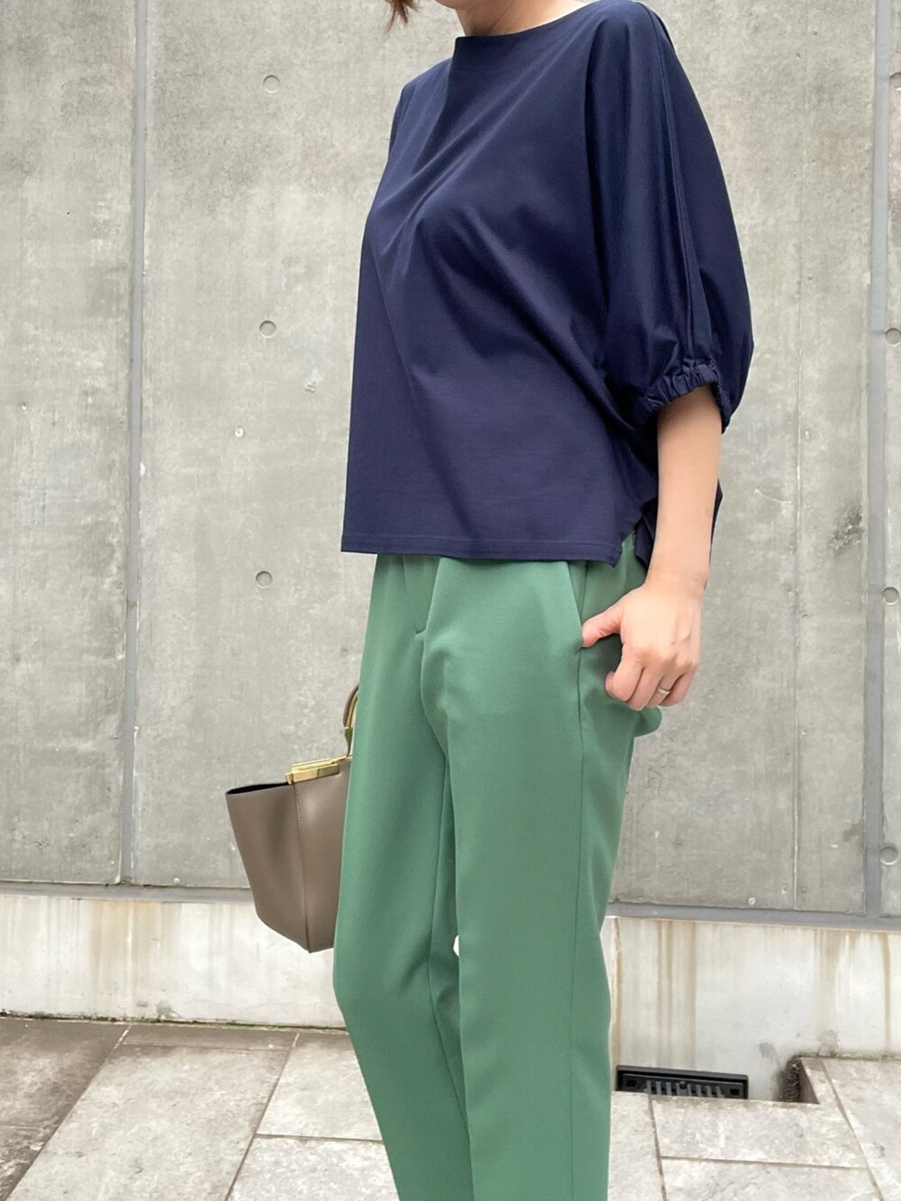 その他のTシャツ/カットソー、グリーン系のパンツ、ブルー系のTシャツ/カットソーを着用したレディースの夏コーディネートの5枚目の写真