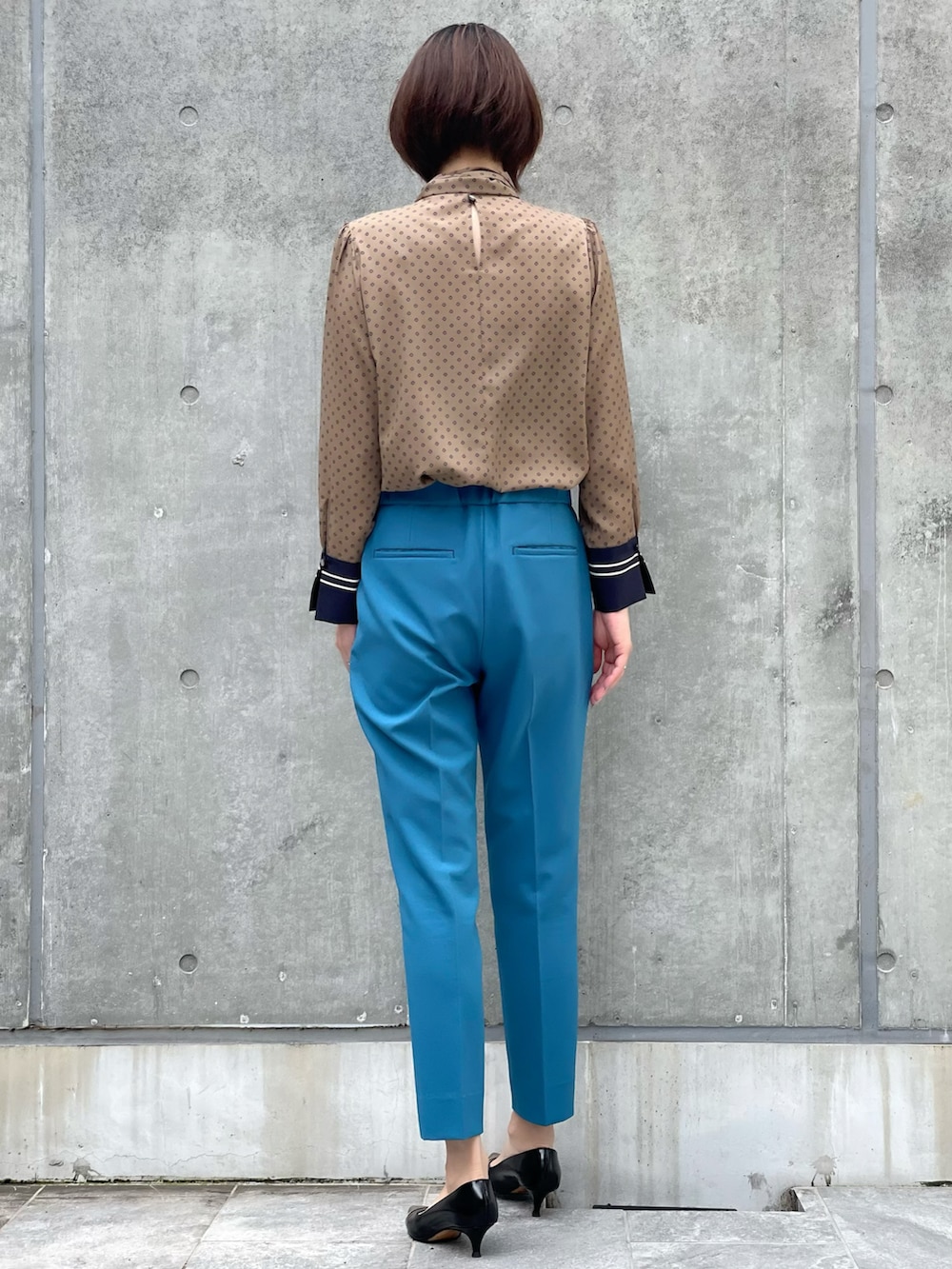 ベージュ系のシャツ/ブラウス、ブルー系のパンツ、イエロー系のシャツ/ブラウスを着用したレディースの夏コーディネートの2枚目の写真