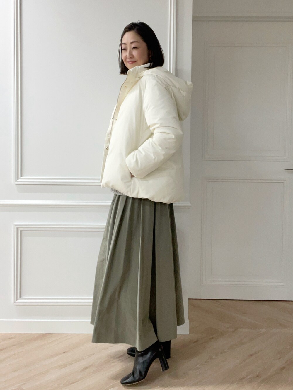 ホワイト系のブルゾン、ホワイト系のダウンジャケット/コートを着用したレディースの秋コーディネートの2枚目の写真